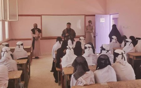 مدير تربية شبام يطّلع على سير العملية التعليمية في مدرسة السيدة عائشة للتعليم الأساسي