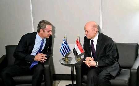 رئيس مجلس القيادة يشيد بالدور اليوناني في حماية الممرات المائية
