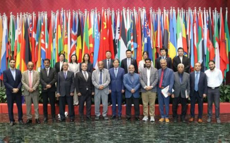 الوفد الأكاديمي اليمني يزور مركز تعليم اللغة والتعاون في العاصمة بكين