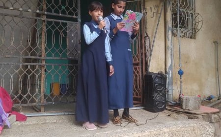 الصف السادس للبنات يقدمن الإذاعة المدرسية بمدارس الهدى النموذجية في زنجبار