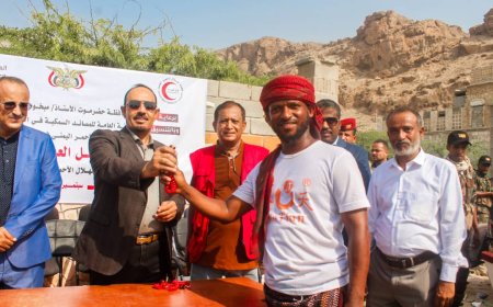 برعاية وحضور من محافظ حضرموت الهلال الاحمر اليمني يدشن مشروع سبل العيش ودعم الصيادين ببروم ميفع