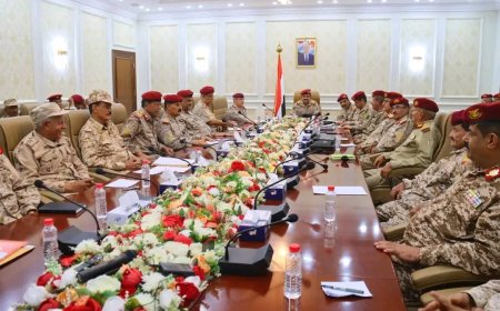 وزير الدفاع يعقد اجتماعا موسعا بقيادة وزارة الدفاع ورؤساء الهيئات ومدراء الدوائر