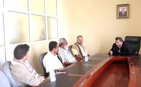 محافظ أبين يناقش مع رؤساء وممثلي الجمعيات السمكية سُبل دعم المرافق الخدمية في مدينة شقرة