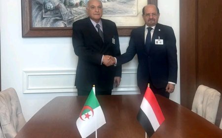 الوزير الزنداني يبحث مع وزير الشؤون الخارجية الجزائري تطوير التعاون الثنائي