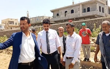 وكيل وزارة الشباب والرياضة يطلع على سير العمل ويشرف على تسليم عشب ملعب الصمود بالضالع