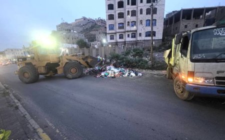 تعز.لليوم الرابع على التوالي.. تواصل حملة رفع القمامة من مختلف شوارع واحياء مديرية القاهرة