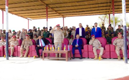 وزير الدفاع ومحافظ شبوة يشهدان عرض عسكري لوحدات دفاع شبوة ومحور عتق