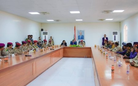 وزير الدفاع ومحافظ شبوة يترأسان اجتماعا استثنائيا للجنة الأمنية لتعزيز الأمن والاستقرار في المحافظة