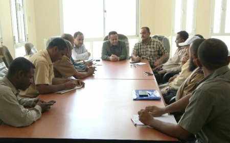 فريق التوجيه والرقابة الرئاسي يلتقي بمدير عام المؤسسة المحلية للمياه والصرف الصحي في محافظة لحج