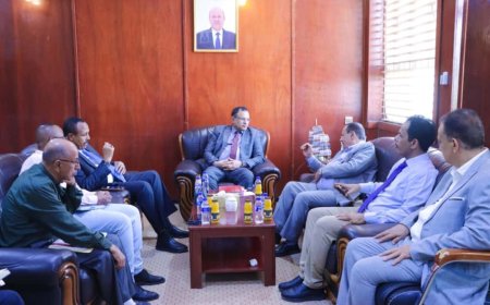 السقطري يستقبل السفير الصومالي ويشيد بالعلاقات الثنائية بين البلدين