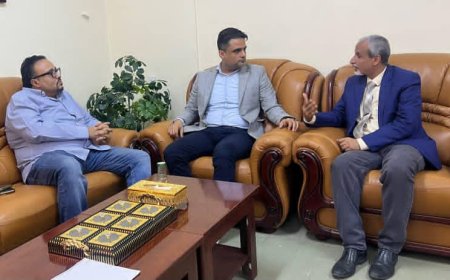 الوكيل الشبحي يلتقي نائب وزير الإعلام والثقافة والسياحة الأستاذ صلاح العاقل مهنئًا بتعيينه في منصبه الجديد وبحث سبل العمل المشترك وأهمية التوعية الصحية ودور الإعلام بالمجال الصحي