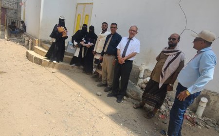 مدير عام مكتب الصحة ومستشار وزير الصحة في زيارة تفقدية لحملة التحصين ضد شلل الأطفال بحوطة لحج