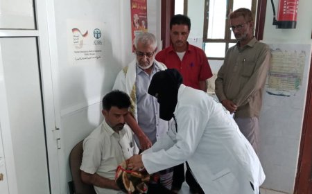 الأمين العام ومشرف التحصين يدشنان  انطلاق الجولة الثانية للحملة الوطنية الطارئة للتحصين ضد مرض شلل الأطفال بمديرية الملاح