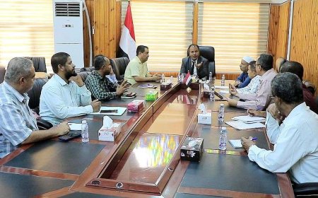 مناقشة معالجات مشروع نقل الكهرباء واحتياجات مكتب التربية بوادي حضرموت