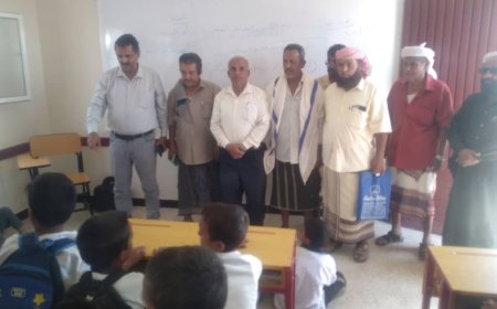 تسليم مدرسة حبيل أمصر من قبل الصندوق الاجتماعي للتنمية فرع عدن لإدارة التربية لودر