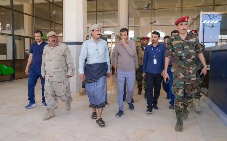 المحافظ بن الوزير يتفقد أعمال توسعة مدرج مطار عتق الدولي ويؤكد دعمه لإستمرار تشغيله