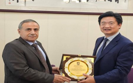 تقديرًا لدعمه الأكاديمي.. رئيس جامعة عدن يهدي درعًا تذكاريًا للقائم بأعمال السفارة الصينية لدى اليمن