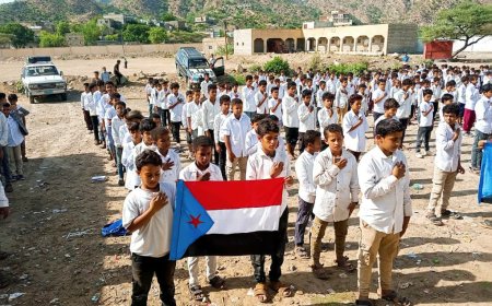 انتقالي يافع سباح يواصل فعاليات رفع أعلام الجنوب وترديد النشيد الوطني في مدارس المديرية