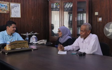 مدير عام البريقة يناقش مع مركز رؤى للدراسات مشروع "أنقذوا السلاحف" في خليج عدن