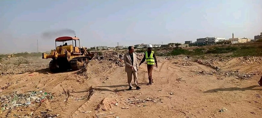 الفرق الفنية تبدأ إزالة العوائق والمخلفات من وادي عتق للحد من مخاطر السيول