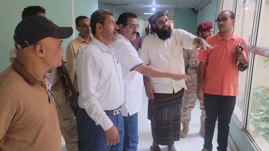 مدير عام المنصورة يسلم مشروع "إعادة تأهيل مستشفى خليفة الجراحي" للجهة المنفذة