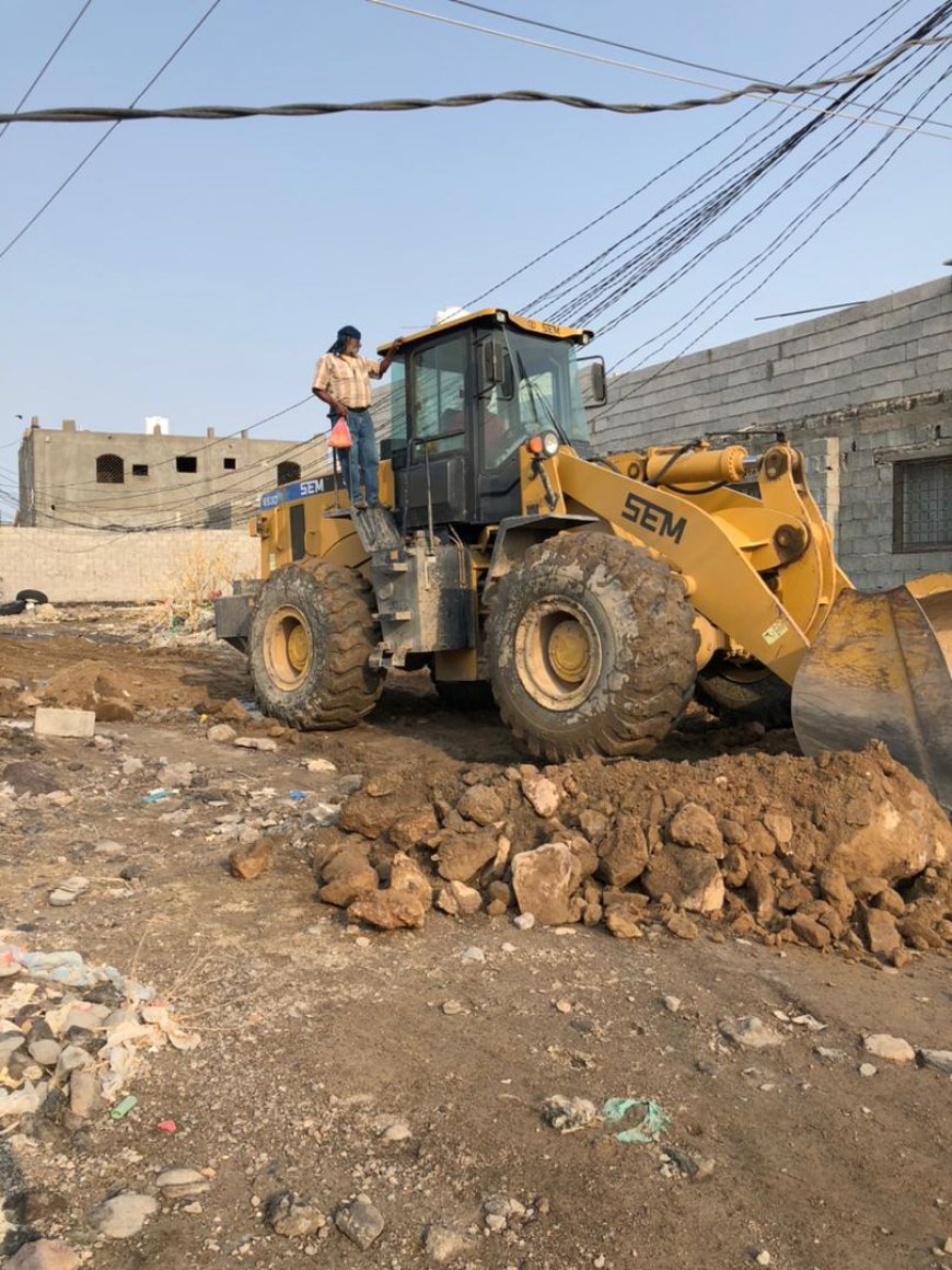 مديرية البريقة تواصل الاستجابة الطارئة.. الشوبجي يقود تحركات ميدانية لمواجهة تبعات السيول ويدعو المواطنين والجهات الداعمة للتكاتف