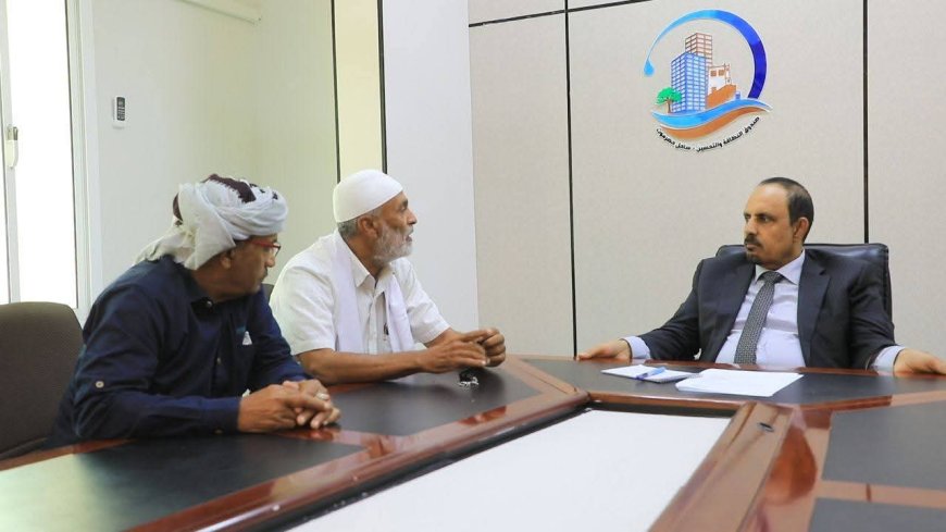 محافظ حضرموت يناقش مع نقابة المهن التربوية الجهود الرامية لاستمرار العملية التعليمية واستقرارها