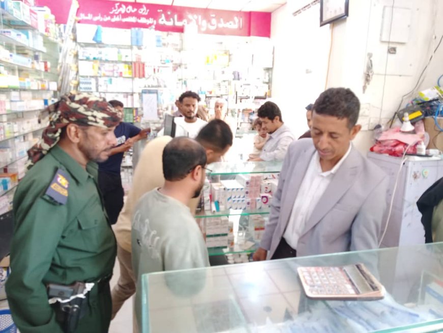 السلطة المحلية بخنفر ونيابة جعار تنفذان حملة نزول ميداني وتغلقان عدداً من الصيدليات والمحال التجارية والمخابز المخالفة
