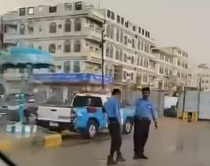مدير عام شرطة شبوة يشيد بجهود شرطة السير ويوجه بصرف مكافأة أثناء تأدية واجبهم في الأجواء الممطرة