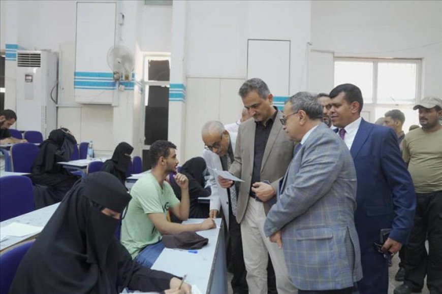 وزير الدولة محافظ العاصمة عدن ورئيس جامعة عدن يتفقدان امتحانات المفاضلة بكلية طب الأسنان
