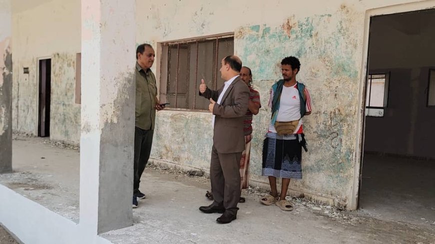مدير عام دارسعد يتفقد سير العمل ومستوى الانجاز في مشروع ترميم وإعادة تأهيل المبنى الرئيسي لمركز محو الأمية بدارسعد