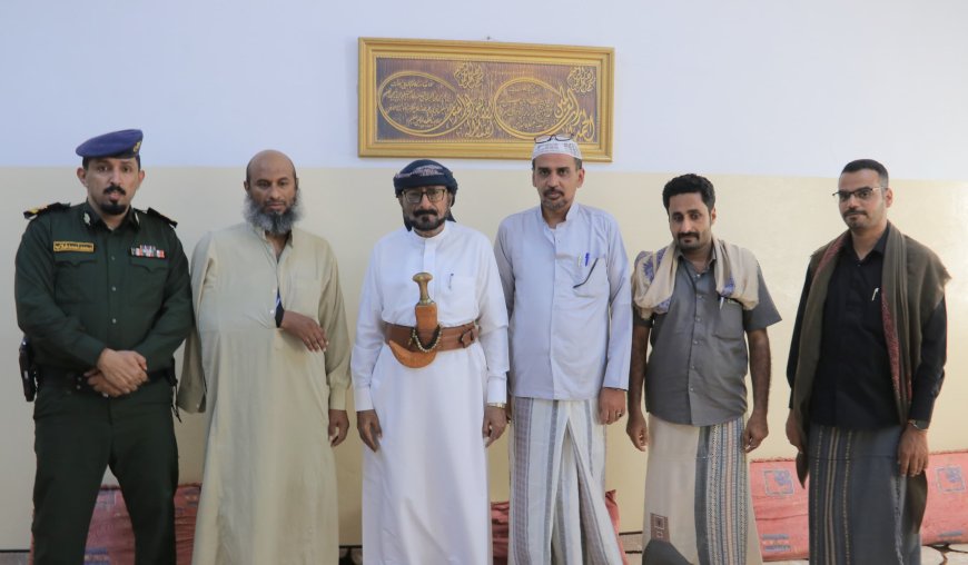 مدير عام شبام يؤكد اهتمام السلطة المحلية برعاية موظفيها بعد تعرضهم لإصابات أثناء ممارسة عملهم