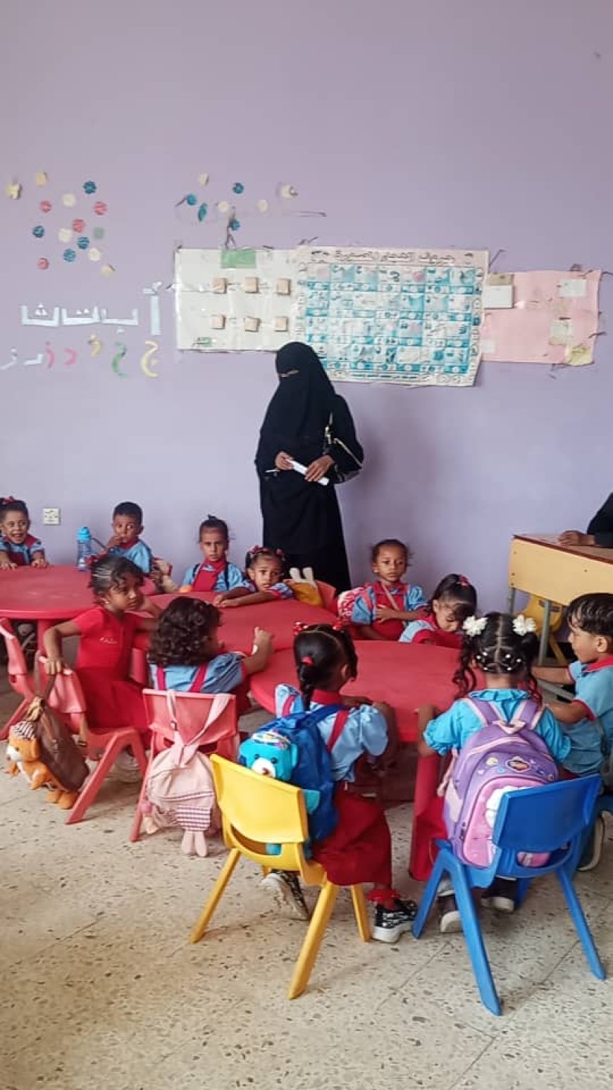 مديرة رياض الأطفال تدشن العام الدراسي الجديد بروضة 14 أكتوبر بزنجبار