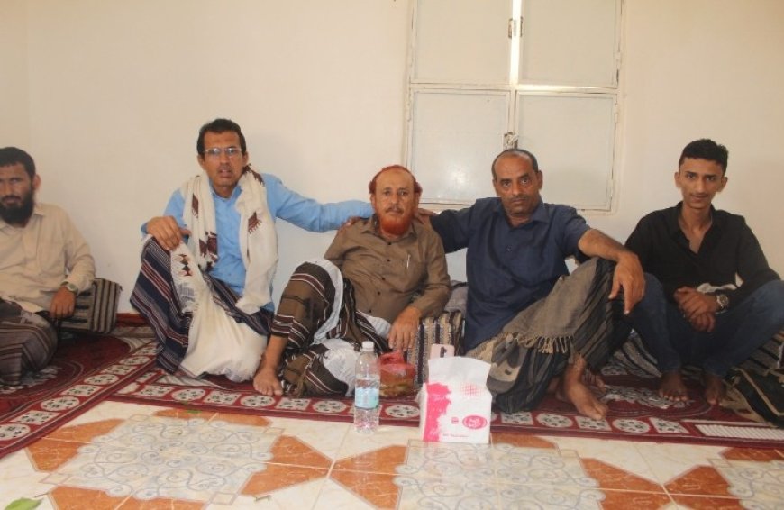 وفد برئاسة الدكتور ربيع علي طاهر يزور القاضي عبدالرحيم الماس لتفقده والاطمئنان على صحته