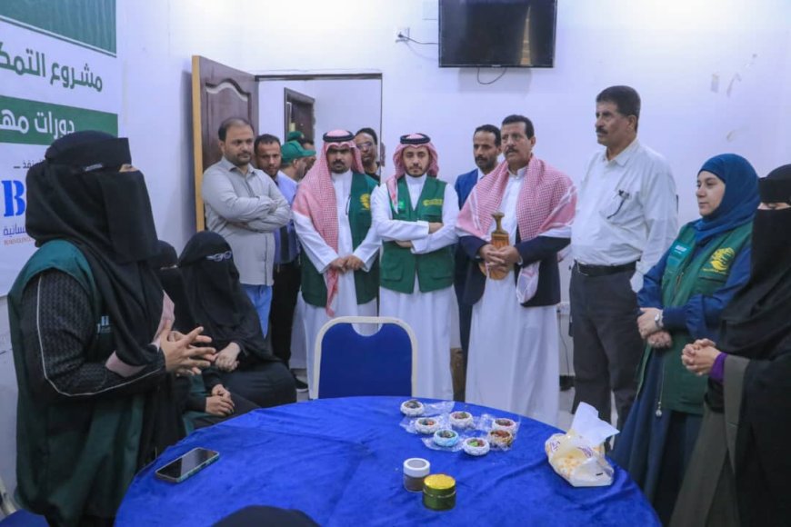 فريق مركز الملك سلمان للإغاثة والأعمال الإنسانية يتفقد سير الدورات المهنية لتأهيل 90 شابة نازحة
