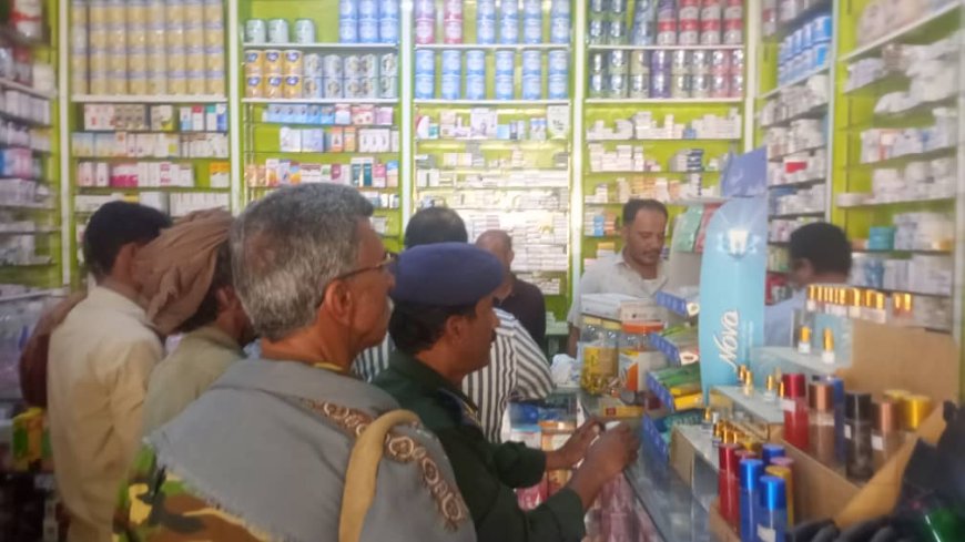 نزول ميداني لأمن دوعن في إطار الحملة على المحلات التجارية والصيدليات للتخفيف من معاناه المواطن