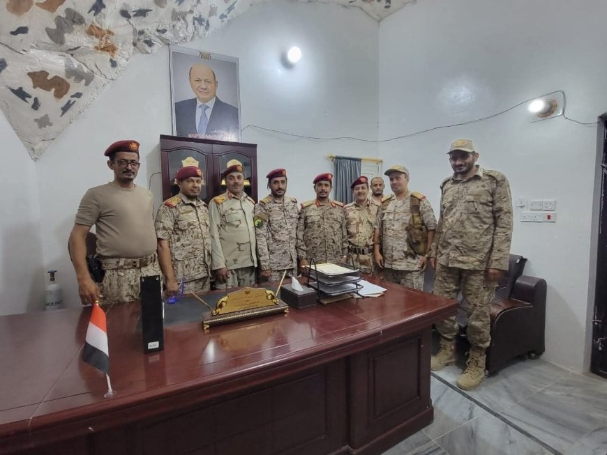 الجوف..قائد المنطقة العسكرية السادسة يلتقي بخريجي القيادة والأركان ويشيد بمستوى تأهيلهم
