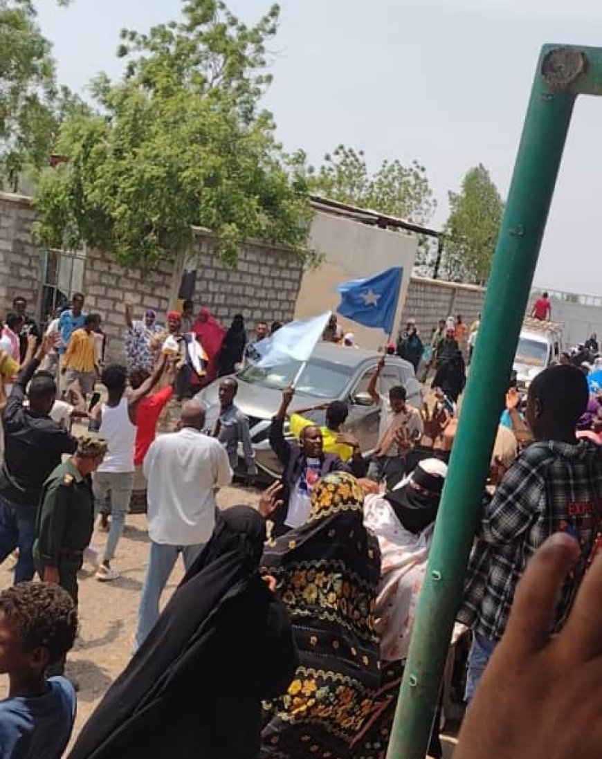 سفير الصومال لدى اليمن يزور مخيم خرز بمحافظة لحج ويحظى باستقبال شعبي ورسمي حافل