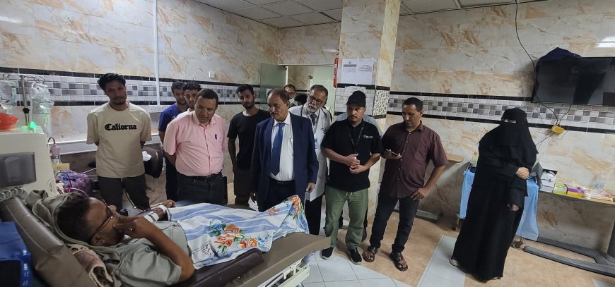 محافظ الضالع يزور مركز الغسيل الكلوي ويشرف على إجراء عملية الاستلام والتسليم بين المديرين
