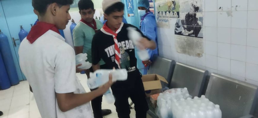 كشافة أبين تزرع البسمة في وجوه المرضى بمخيم العيون الطبي بزنجبار