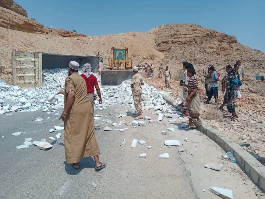 السلطة المحلية وشرطة الروضة تباشران إزالة مخلفات انقلاب شاحنة بعقبة المجازة