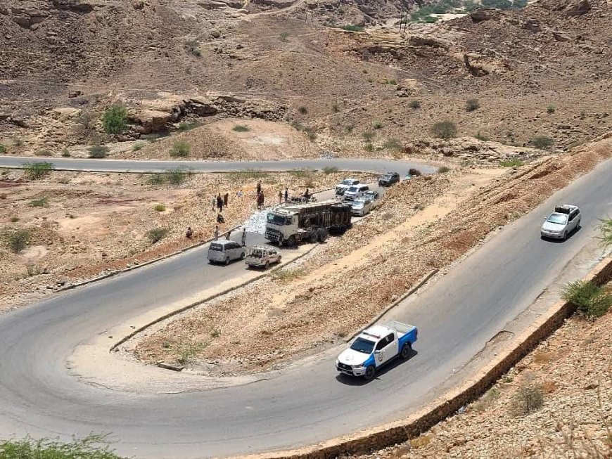 انقلاب قاطرة محمّلة بالأحجار في عقبة "المجازة" بمحافظة شبوة