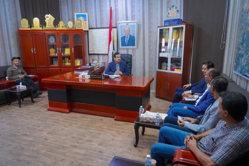 محافظ شبوة" يجتمع باللجنة التحضيرية لمؤتمر شبوة الشبابي لتعزيز مشاركة الشباب في التنمية