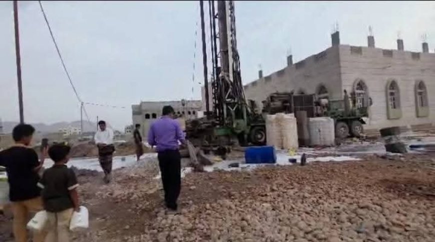 مدير عام مياه الريف ومدير عام الروضة يتفقدان سير العمل في مشروع بئر ارتوازية لدعم مياه الروضة بشبوة