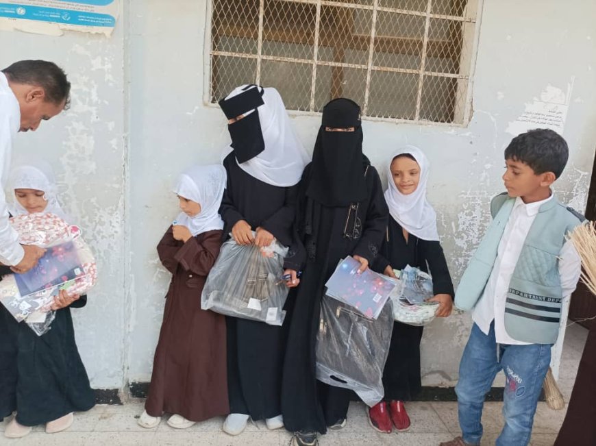 توزيع "29" حقيبة مدرسية للطلاب الأيتام والمحتاجين بمدرسة الفقيد محمد زين بدعم من فاعلات خير
