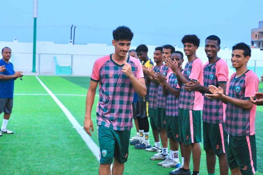 إدارة المكلا تكرم هاشم الخلاقي حامل راية الاخضر المكلاوي في المنتخب الاولمبي