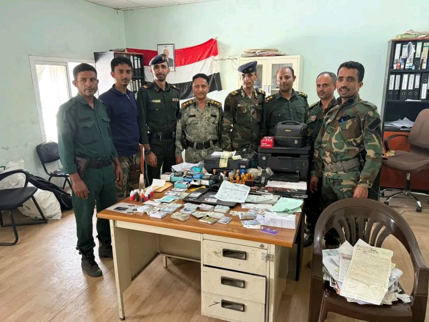 مدير عام شرطة تعز يشيد بإنجاز مباحث الأموال العامة بضبط محل تزوير تحت غطاء “دعاية وإعلان”