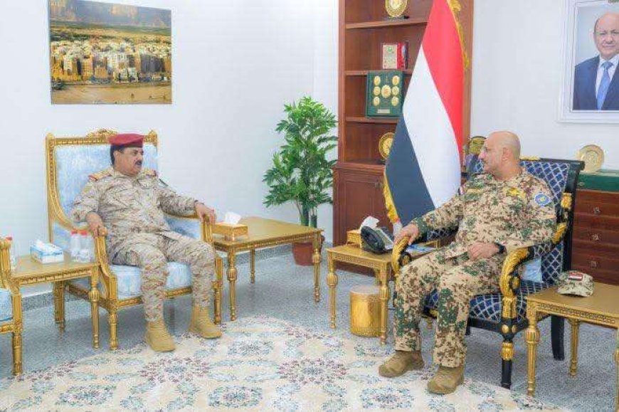 طارق صالح يطلع من وزير الدفاع على الوضع العملياتي في المحاور والمناطق العسكرية