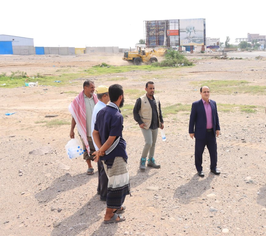 مدير عام دارسعد يتابع سير العمل في مشروعي إنشاء محطة الضخ وخط الصرف الصحي الممتد من جولة القعيطي وصولا الى أحواض المعالج بالعريش