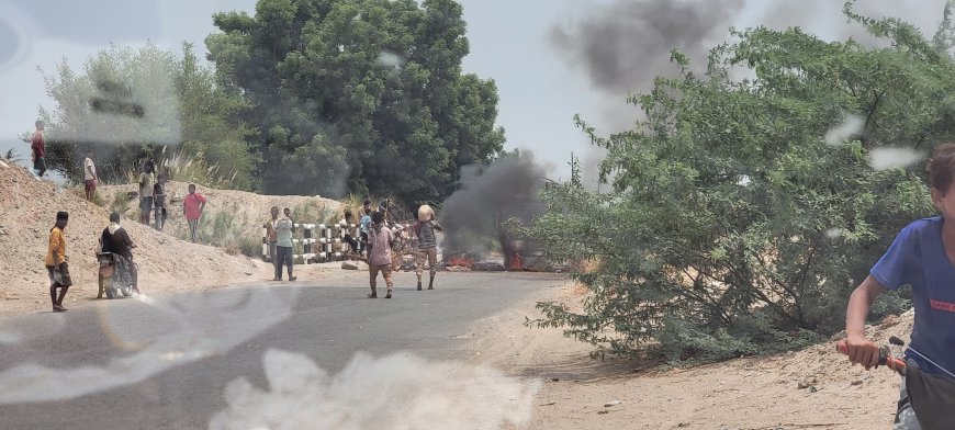 احتجاجات غاضبة في المخزن بخنفر لليوم الثاني بسبب انقطاع مياه الشرب وقطع طريق عام